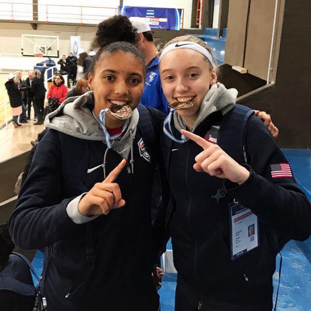 华体会官方网站-库里放话：我的后场搭档要拿双冠，1个月连斩WNBA+奥运金牌